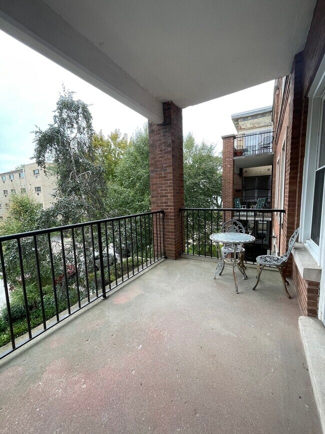 Building Photo - 1059 W Columbia Ave