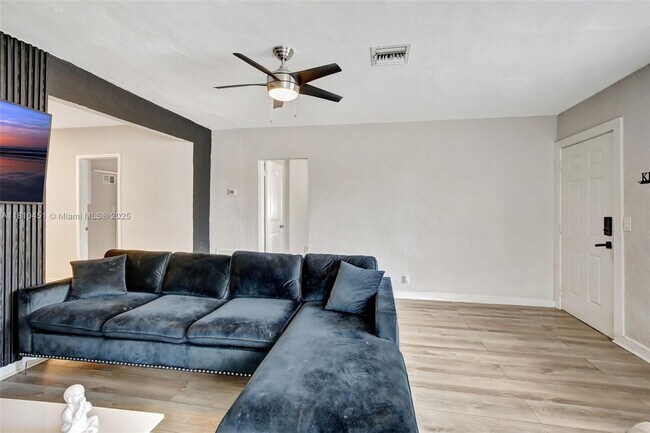 Building Photo - 6039 SW 38th St