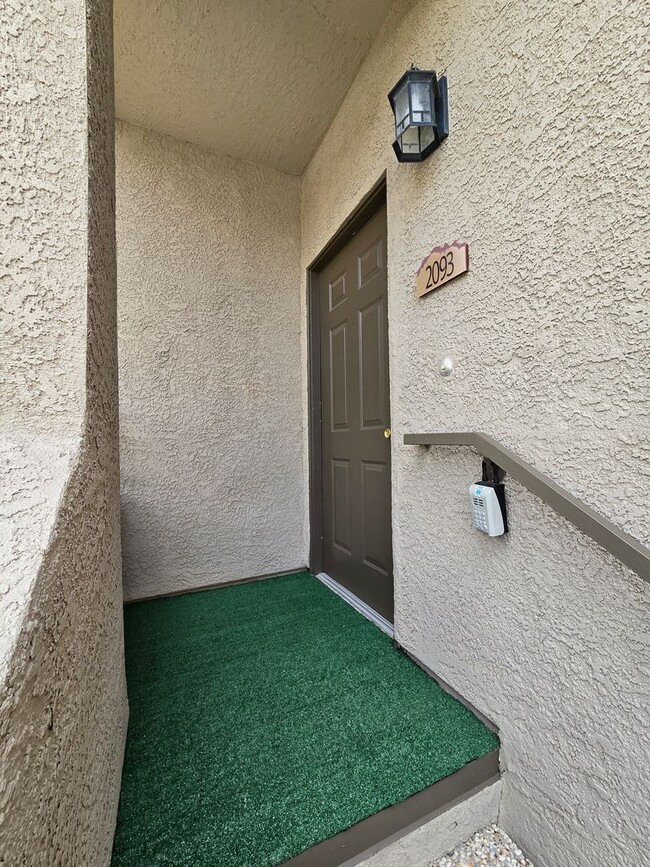 Building Photo - A Charming 3 Bedroom upstairs unit in NW L...