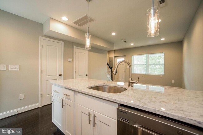Building Photo - Single Family Home w/ Beautiful Outdoor Patio