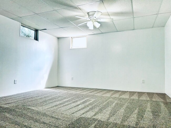 Building Photo - Convenient Location, Spacious Home