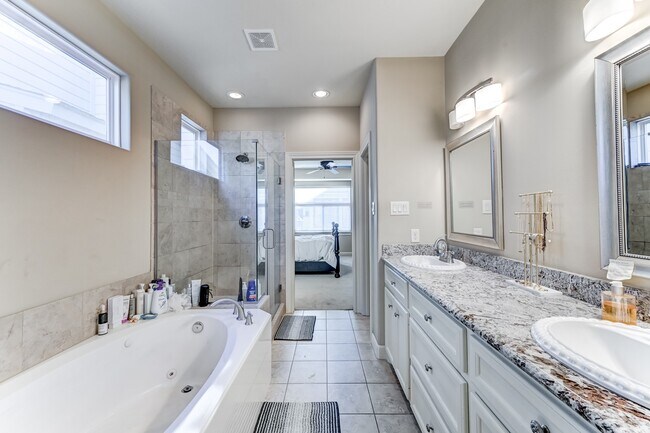 Building Photo - 1325 W 24th St