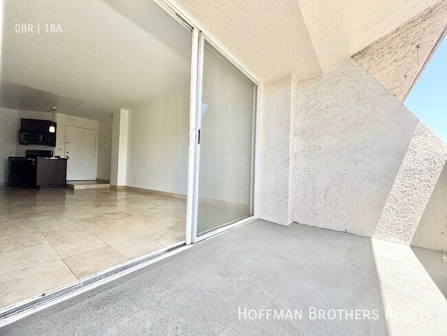 Building Photo - 3947 Los Feliz Blvd