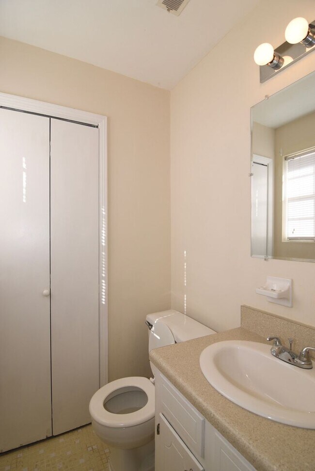 Building Photo - 3 Bed/1.5 Bath home off Meadowbrook Drive ...