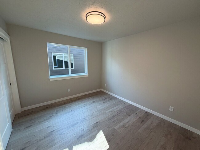 Building Photo - 1121 Sally Ln