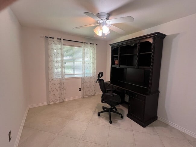 Building Photo - 5 Deerfoot Ct