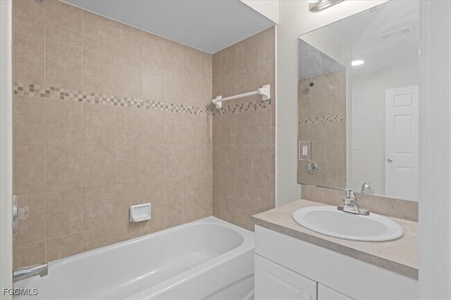 Building Photo - 1529 SW 15th Pl