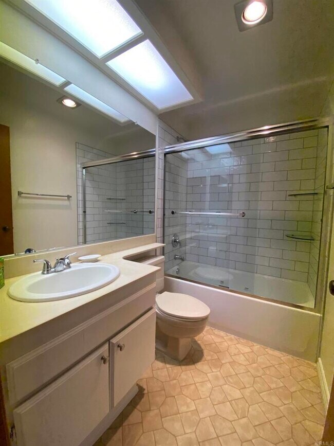 Building Photo - 520 Via De La Valle