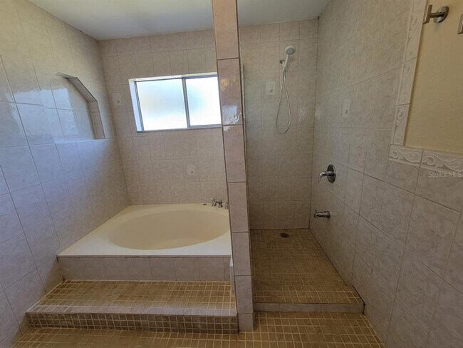 Building Photo - 2466 Lakeshore Cir