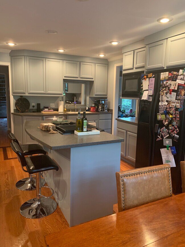 Building Photo - Very Nice 3 Bedroom 2 Bath Home in The Hei...