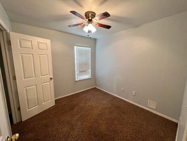 Building Photo - $500 OFF FIRST MONTHS RENT | Sweet Home in Hope Crossing!
