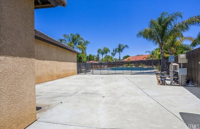 Building Photo - Luxury Furnished 4-Bed Home w/ Pool, Spa, ...