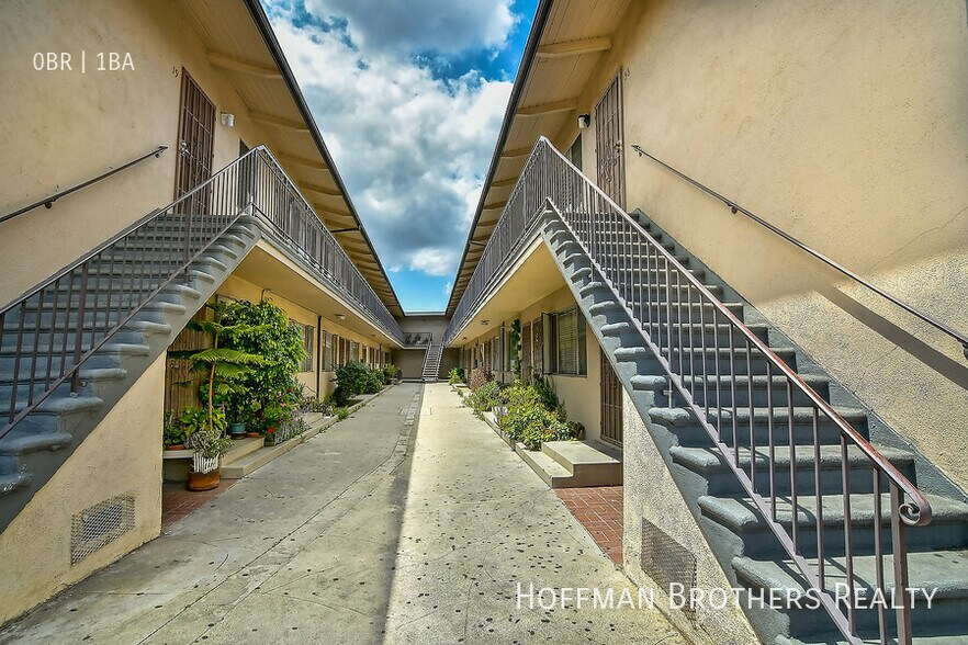 Building Photo - 251 Loma Dr