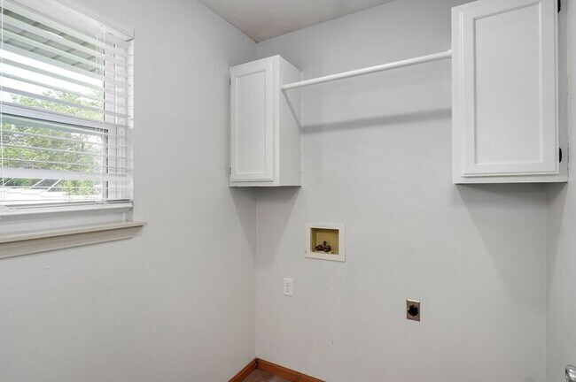 Building Photo - 205 Smalley St