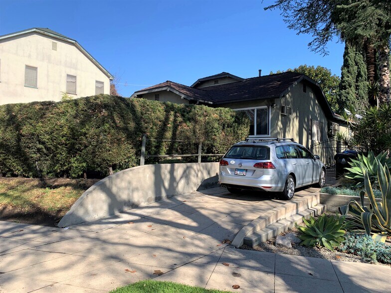 parking for three (one behind gate) - 3829 Glenfeliz Boulevard