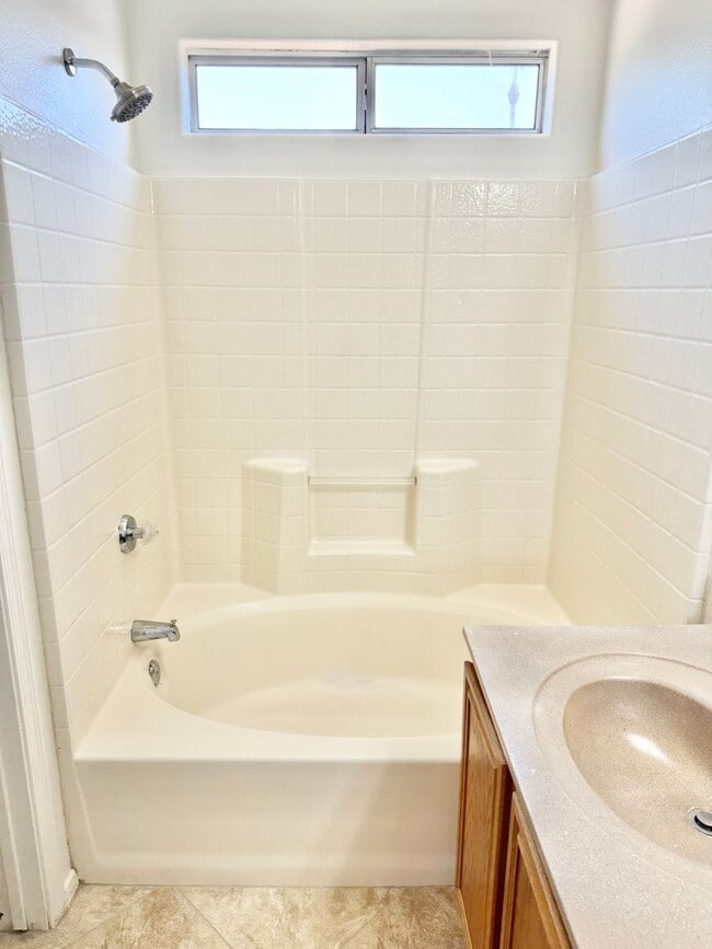 Building Photo - 3 Bedroom/2 Bath Single Level Home! NO HOA