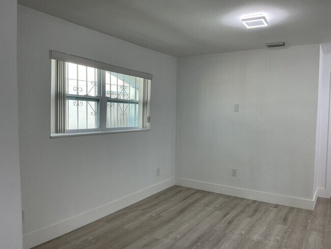 Building Photo - 2605 Ave F
