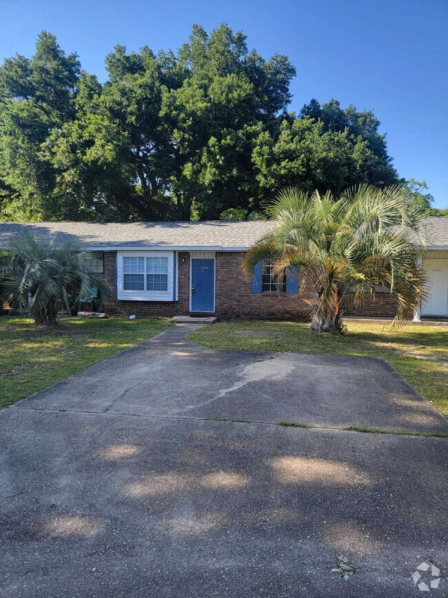 Building Photo - Great location. Centrally located.