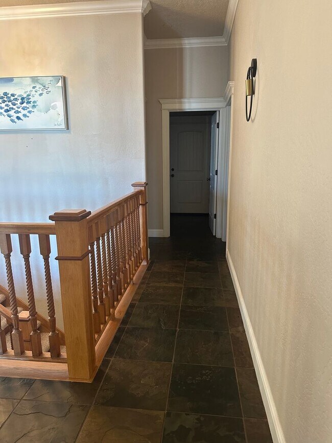 Building Photo - Amazing Price! Amazing Location!