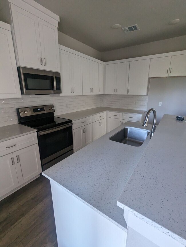 Building Photo - 4/2.5/2 - Beautiful 2 story/ PRIVATE PARKING!! GODLEY ISD