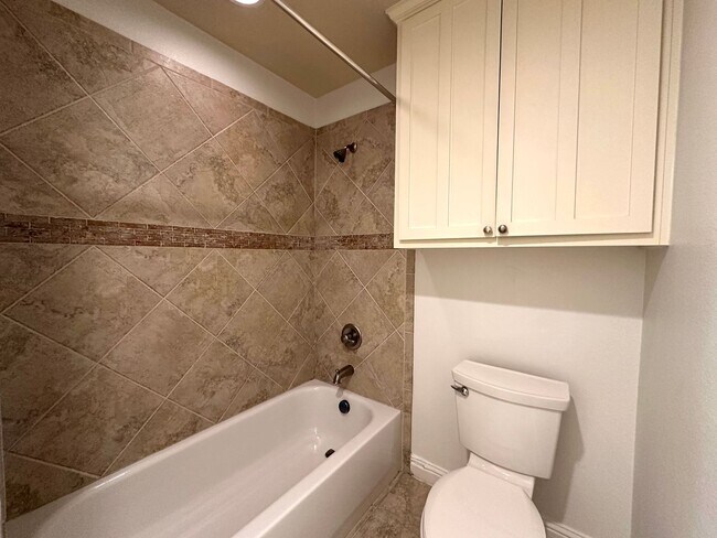 Building Photo - Two Story 3 Bedrooms 2.5 Bathrooms Home for Rent in Prime East of Austin Location, nearby Muller ...