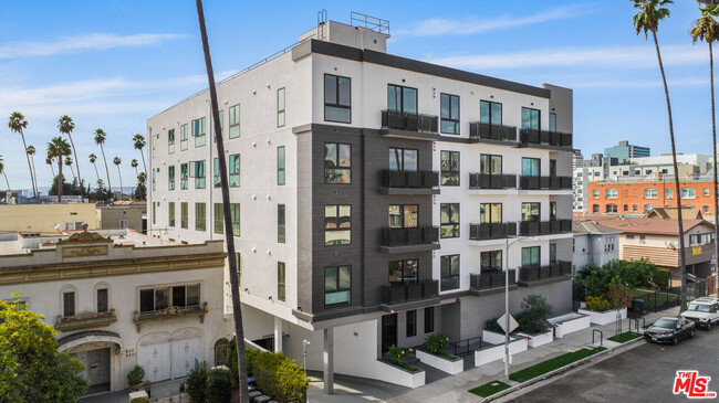 Building Photo - 927 Fedora St