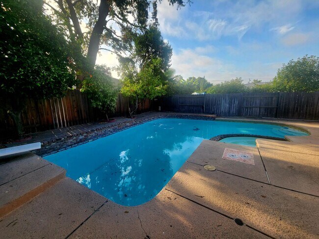 Building Photo - 5274 Heritage Dr