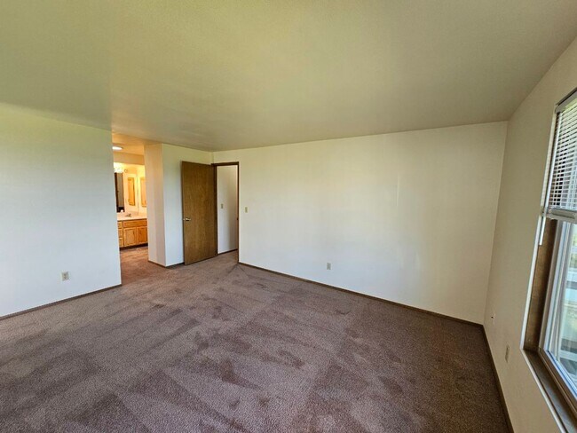Building Photo - 4 Bed 2.5 Bath Kirkland - Lake WA Schools