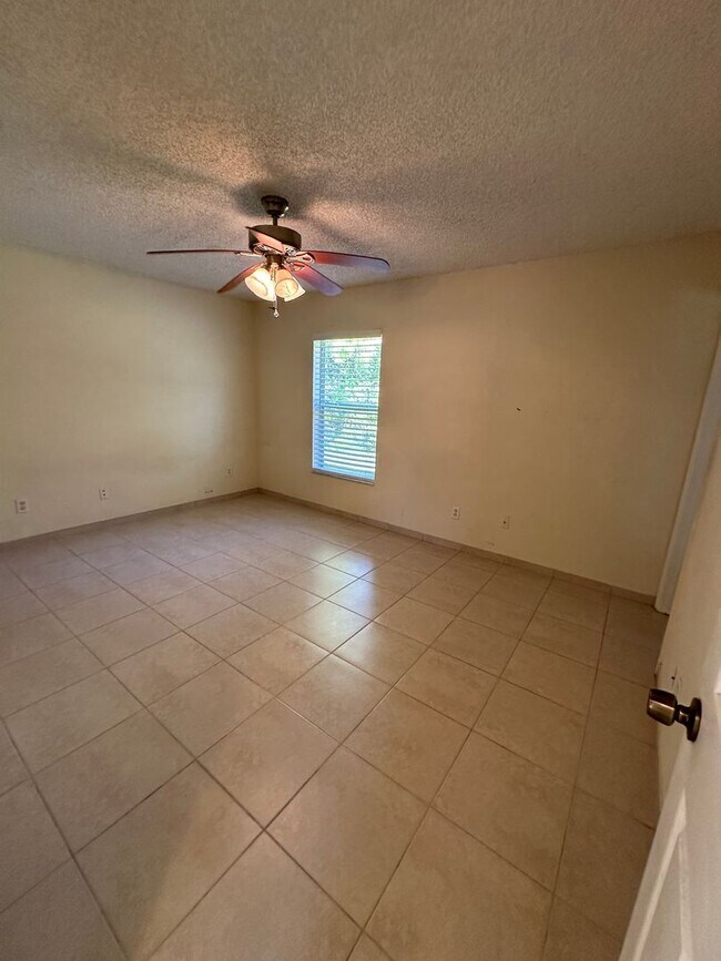 Building Photo - Vero Lake Estates