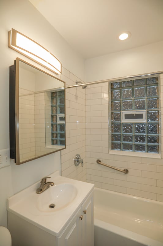 Building Photo - 2217 W Montrose Ave