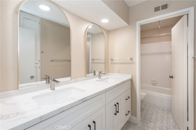 Building Photo - 6 Elderberry