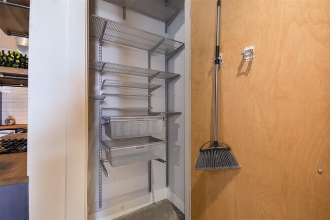 Building Photo - 800 W 5th St