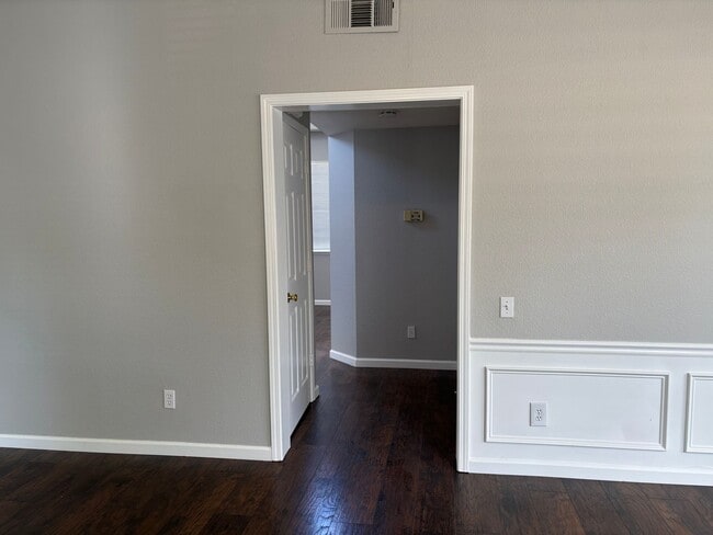 Building Photo - Terrific Brentwood Neighborhood steps from...