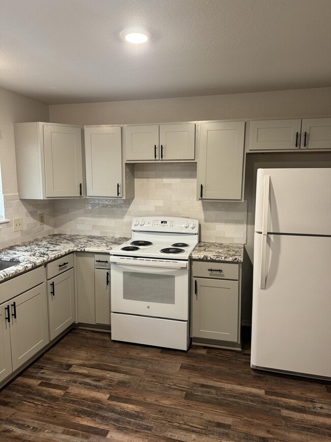 Building Photo - 114 Pinebrook Pl