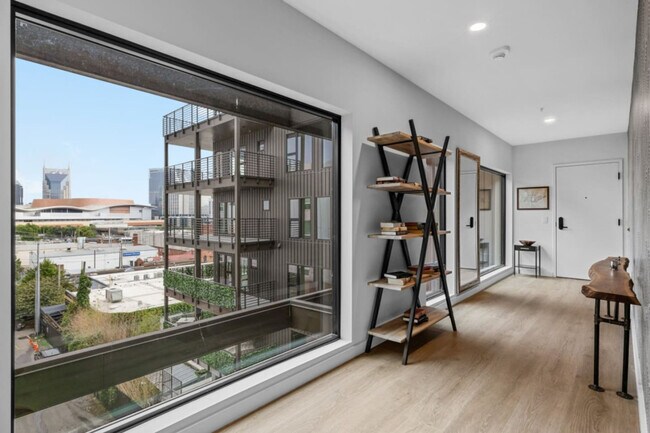 Building Photo - 635 7th Ave S