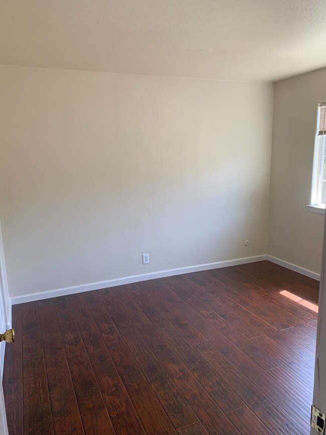 Building Photo - 928 Ravenscourt