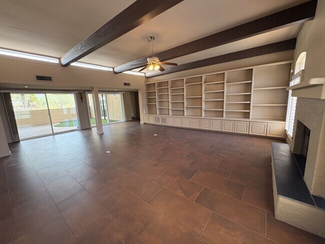 Building Photo - Highly sought community of Colonia Verde