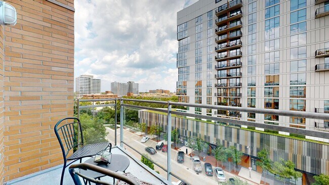 Building Photo - 1720 Oak Ave