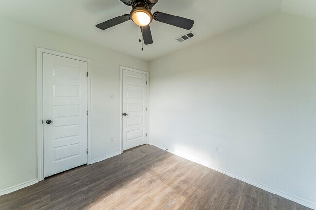 Building Photo - Sable Ln Duplex