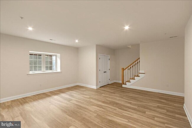 Building Photo - 264 W Ashland St