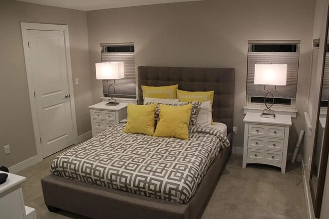 Building Photo - Sleek 3 Bedroom House in Sunnyside!! 6-8 m...