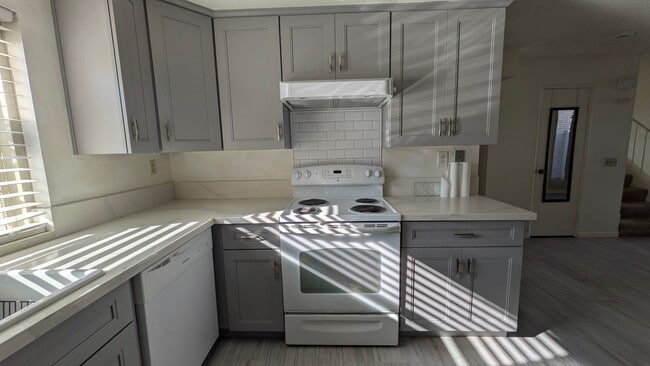 Building Photo - Cute two bedroom condo