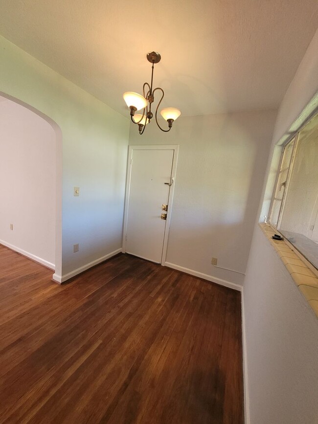 Building Photo - Renovated 2 bed 1 bath Spacious apt in the...