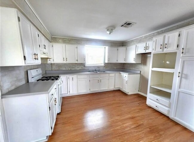Building Photo - 734 Bellanger St