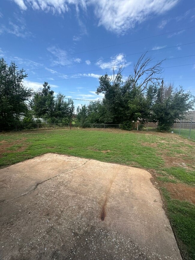Building Photo - 3 bed, 1 bath, 1 car garage