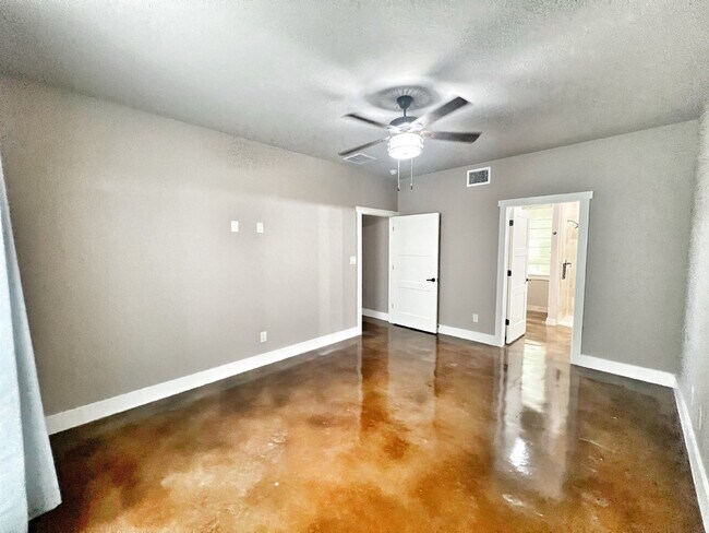 Building Photo - Gorgeous Custom-Built Home in Gated Commun...