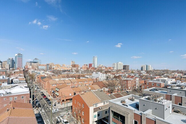 Building Photo - Newly Renovated Condo Center City