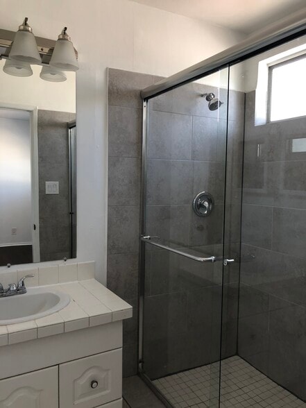 Master bath - 1418 Stanford St