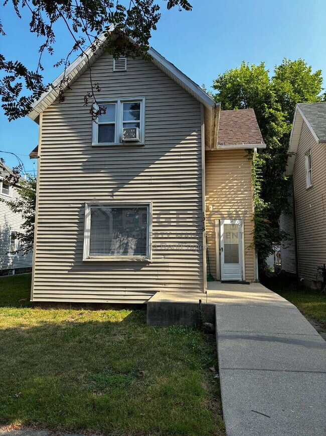 Building Photo - 1015 Dayton St SW