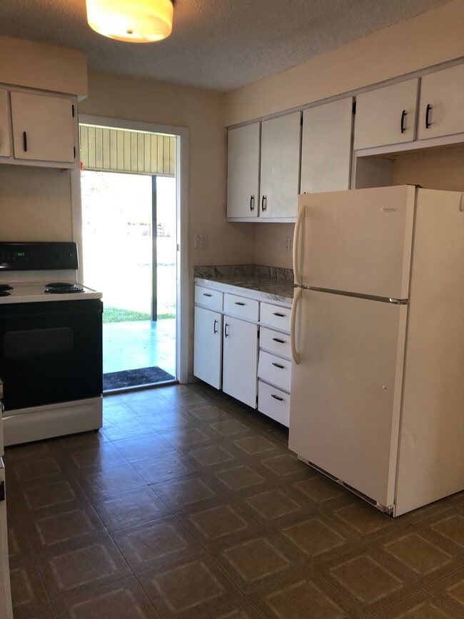 Building Photo - 1 Bed 1 Bath | Large Yard | Washer/Dryer H...